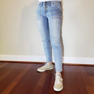 Deep pockets button up high rise light wash jean